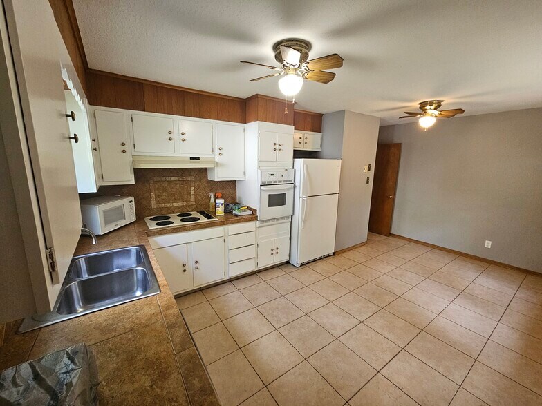 Building Photo - 1725 S Forest Dr