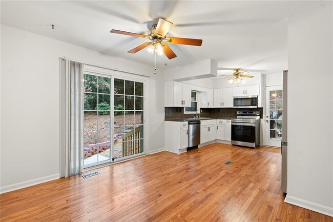 Building Photo - 2630 Warwick Cir NE