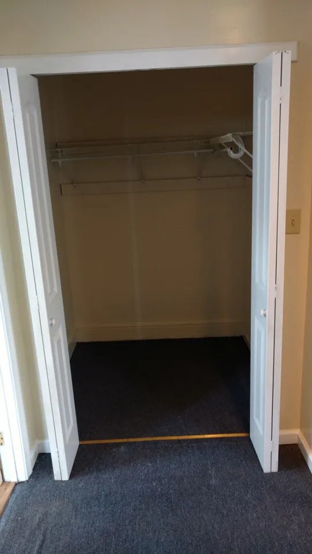 Building Photo - 1 Bedroom in Midtown w/optional Garage