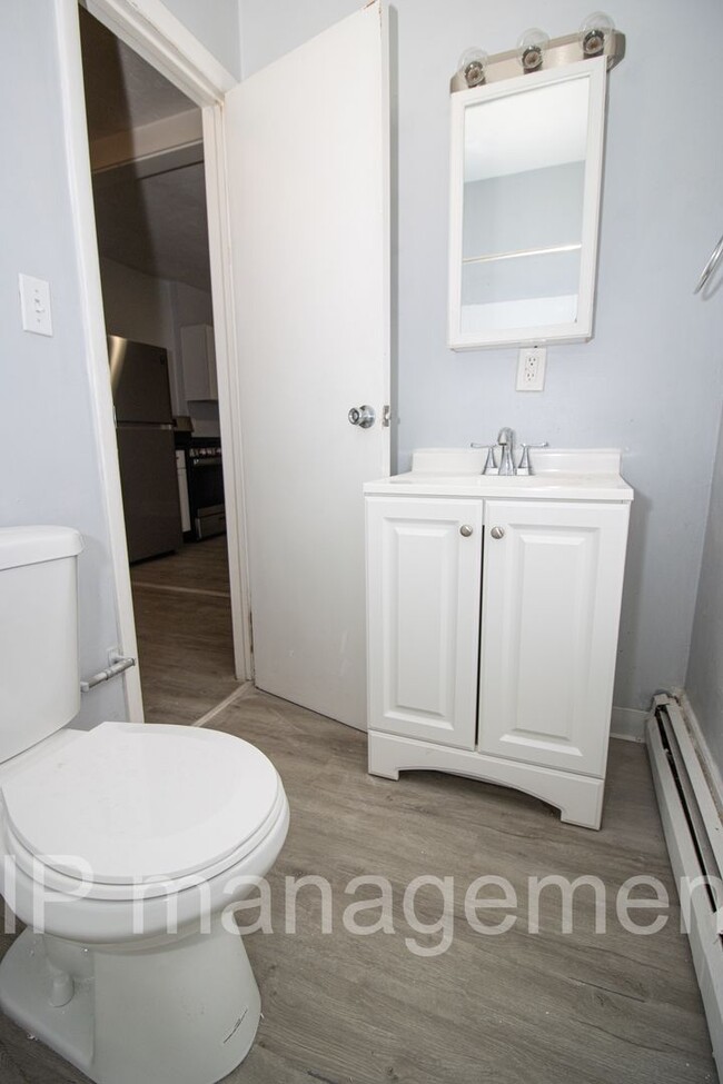 Building Photo - Cute and clean 1 bedroom unit in the heart...