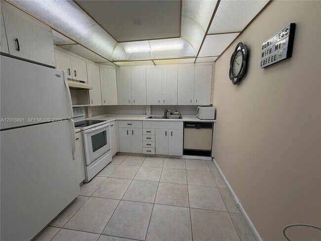 Building Photo - 3032 Hythe B