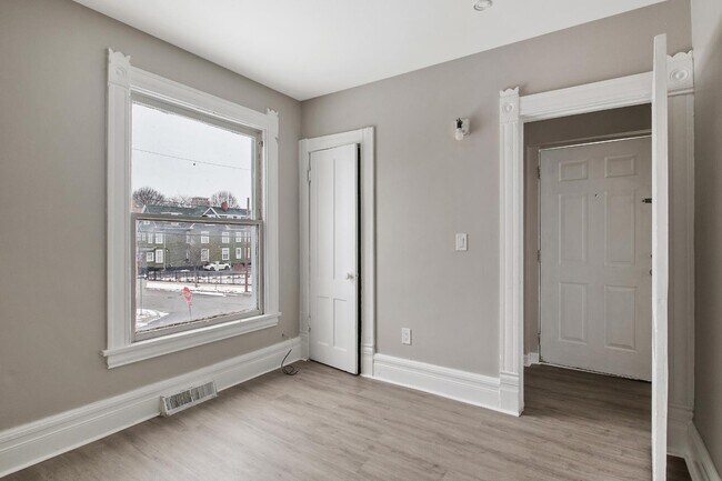 Building Photo - 304 Baker Ave