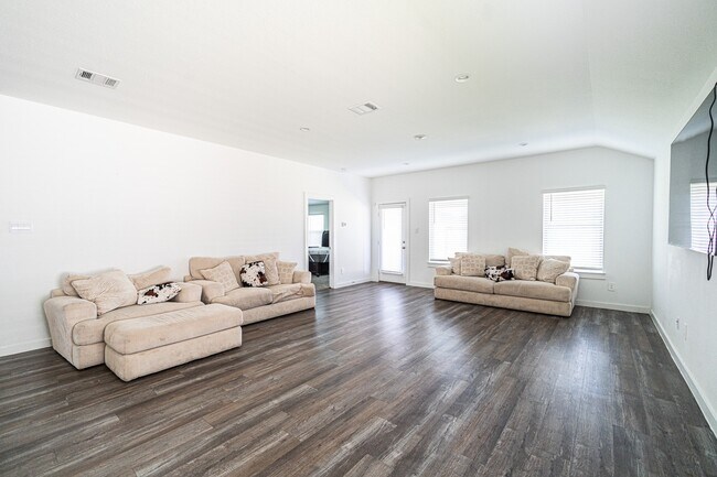 Building Photo - 8730 Anacua Dr