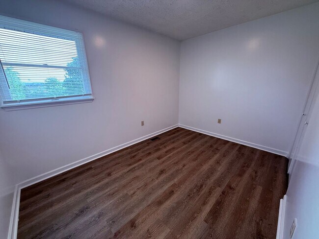 Building Photo - 460A Warrior Dr