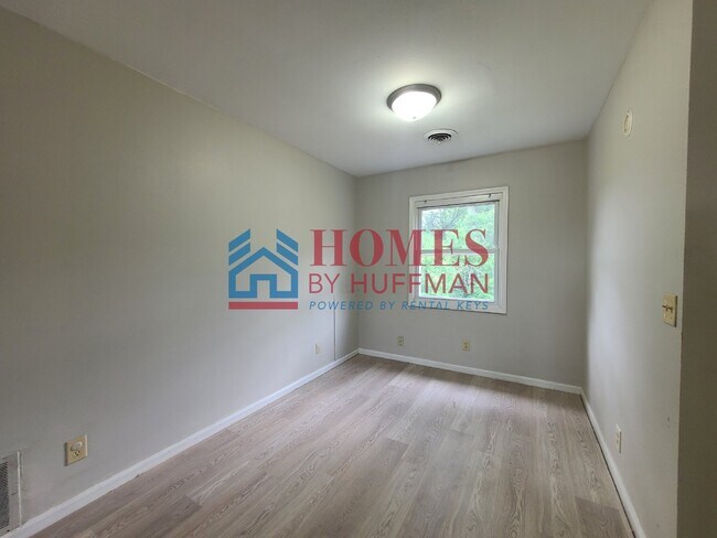 Building Photo - Two Bedroom Upstairs | Boonville | Deposit Special