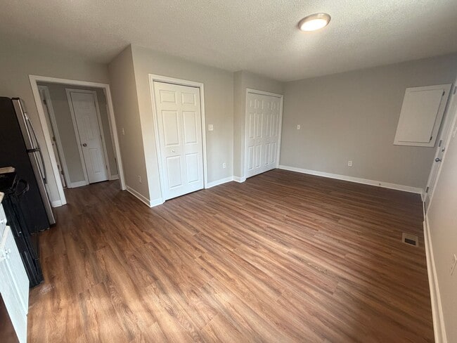 Building Photo - Rancher style home