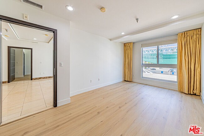 Building Photo - 702 Serrano Ave