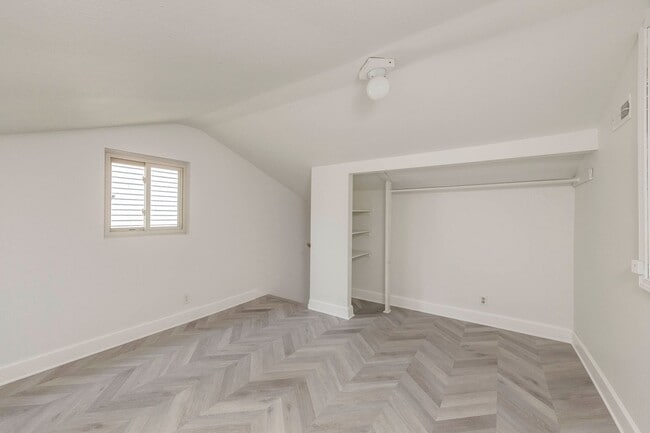 Building Photo - Sleeping loft off trendy Alberta St in NE Portland, washer/dryer included in the unit!!