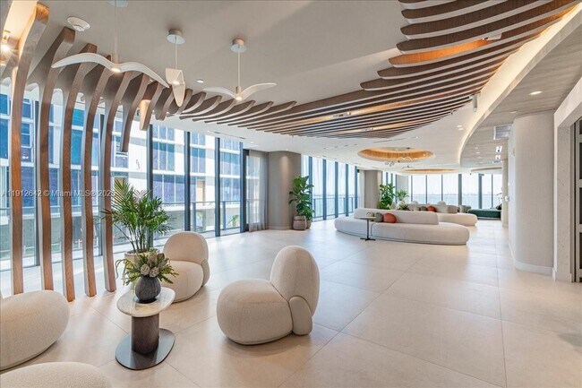 Building Photo - 700 NE 24th St