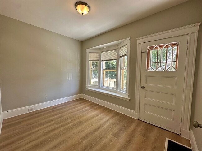 Building Photo - 18 Bromfield Rd