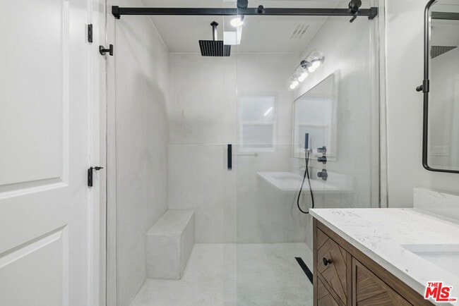 Building Photo - 10557 Reseda Blvd