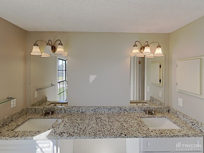 Building Photo - 15927 Mystic Way