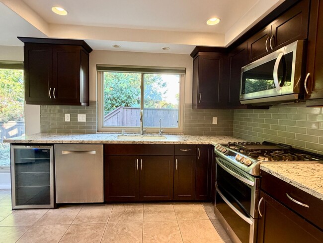 Building Photo - Spacious Three Bedroom in the Sunrise Pointe Community