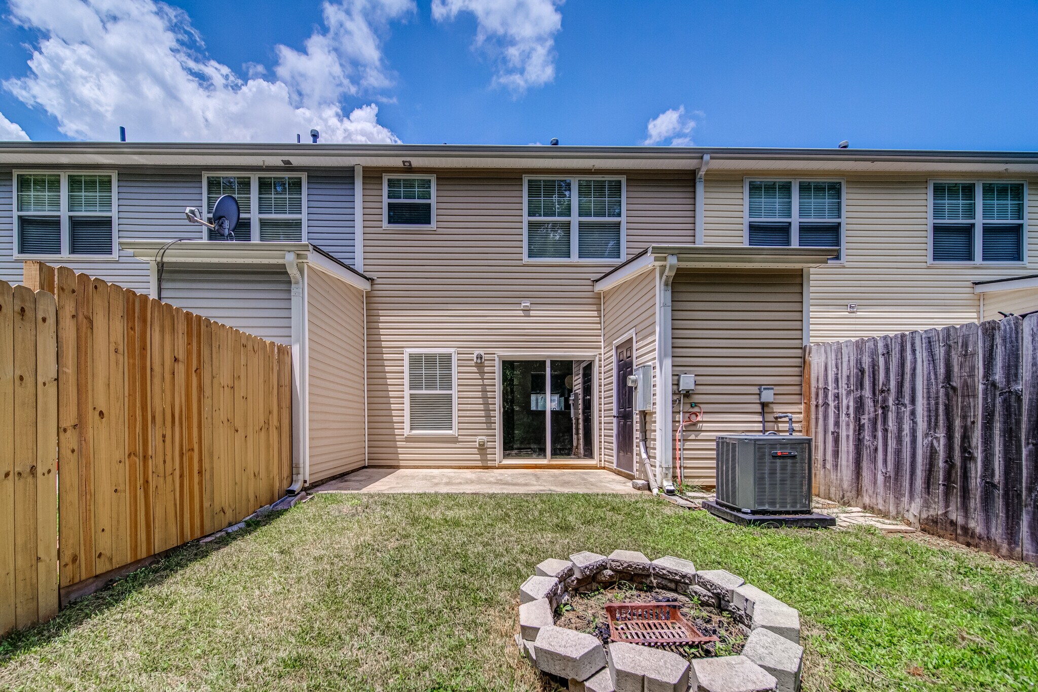 Building Photo - 211 Pearl Chambers Dr