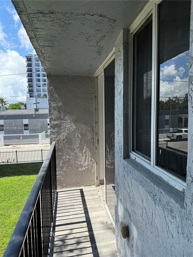 Building Photo - 1531 NW 16th Ave