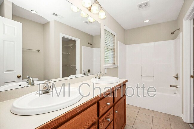 Building Photo - 2510 S Ridge Ave