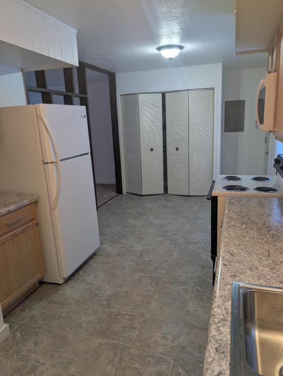 Building Photo - 145 E Paras Hill Dr