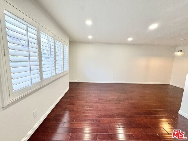 Building Photo - 957 S Gramercy Dr