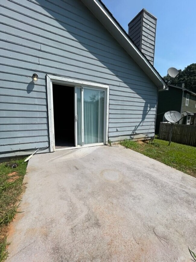 Building Photo - 3 Bedroom Home Available !