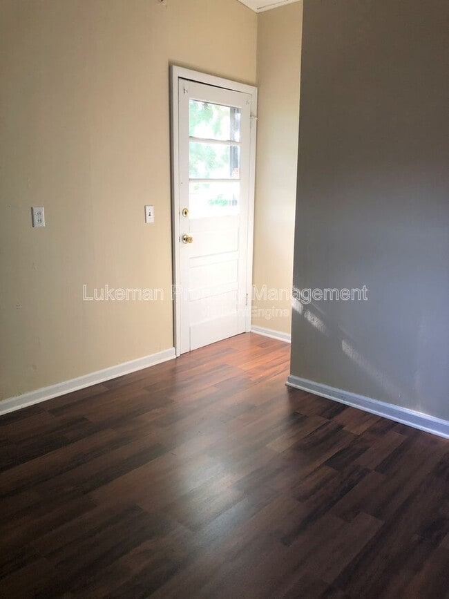 Building Photo - 701 Davis St