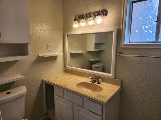 Building Photo - 1803 Church St