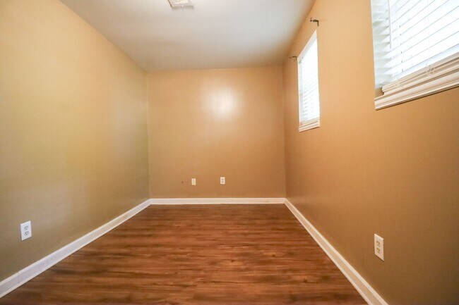 Building Photo - 3 Bed 1 Bath in beautiful location!