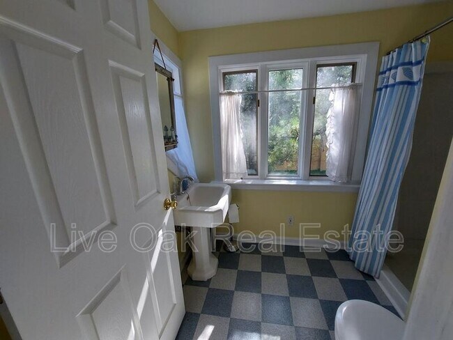 Building Photo - 774 W 51st St