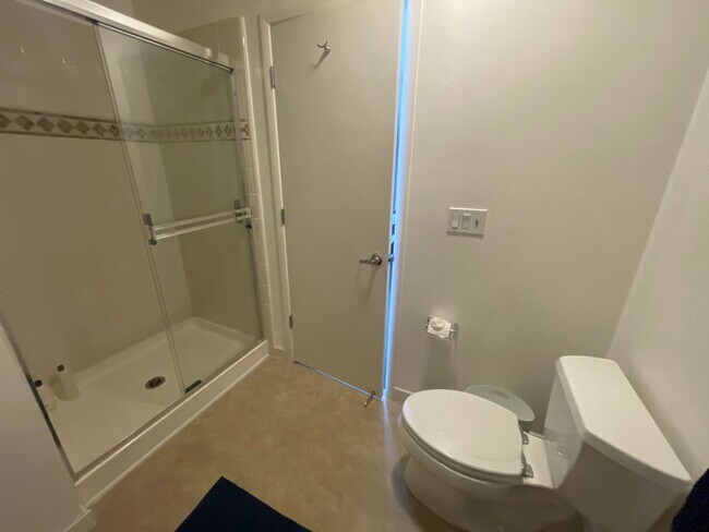 Building Photo - Spacious 3 bedroom / 2.5 Bath Apartment in...
