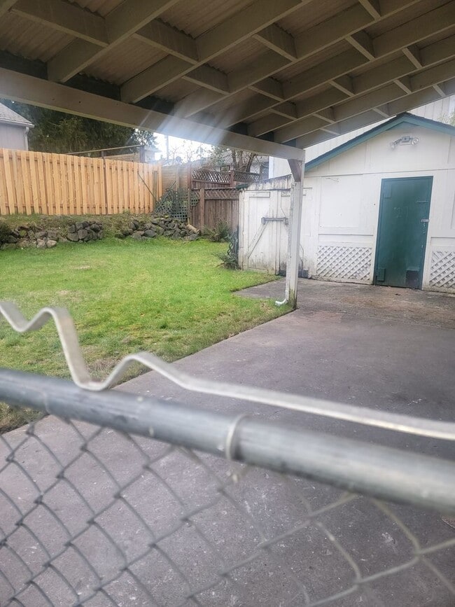 Building Photo - University Place 4 bedroom, 2 bath. Partially fenced yard