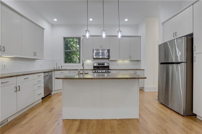 Building Photo - 3228 Silver Lake Dr NE