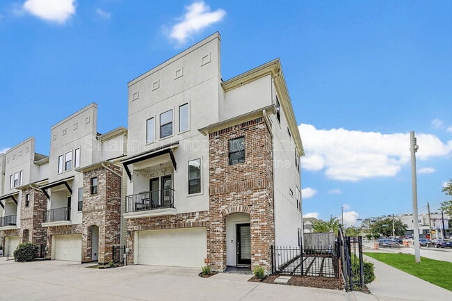 Building Photo - 744 W 24th St