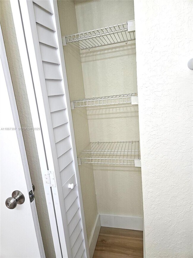 Building Photo - 437 SW 7th St