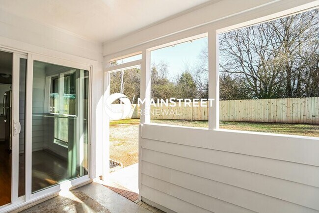 Building Photo - 3 Bedroom Pet-Friendly Home in Charlotte, NC with Main Street Renewal