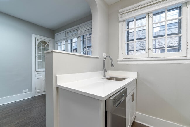 Building Photo - 7422 N Damen Ave