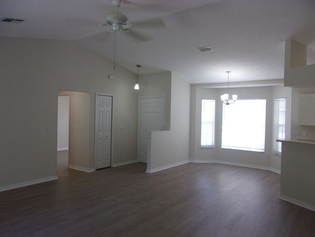 Building Photo - MOVE-IN SPECIAL!!