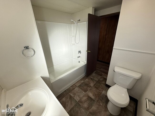 Building Photo - 3bd/2ba Home with a Large Yard - Near Randall Park!