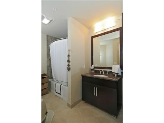 Building Photo - Great 2bd 2ba condo in South Lake Union 2200 complex W/S/G Parking included! SLU's best location
