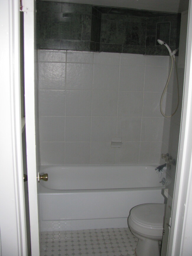 Full Ceramic Bath - 4226 Oxford Ave