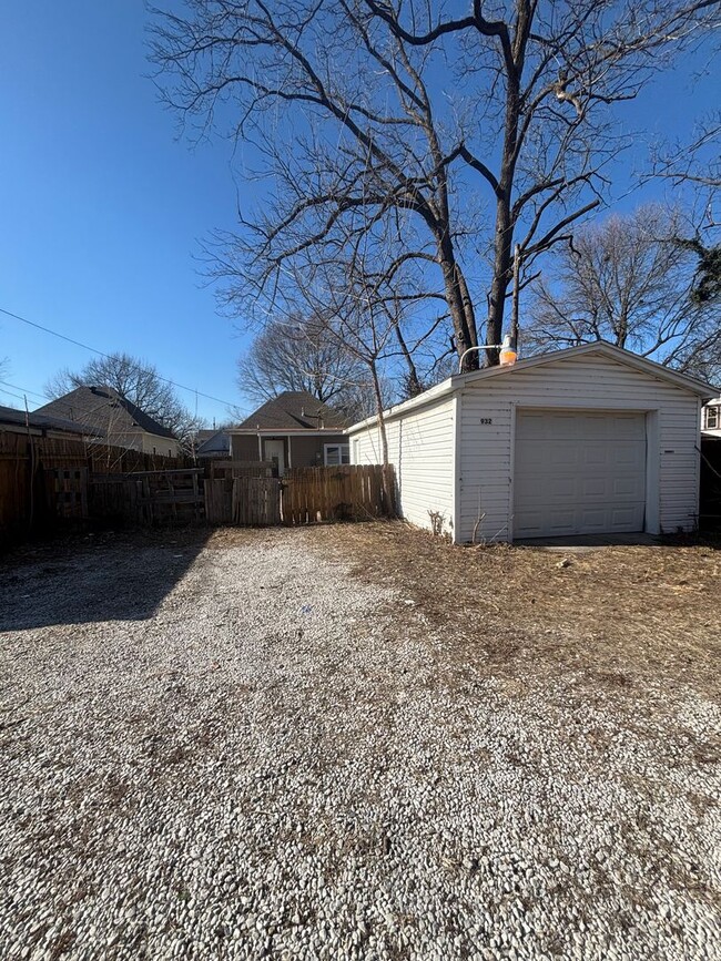 Building Photo - Rent this beautiful 3 bedroom 2 bathroom h...