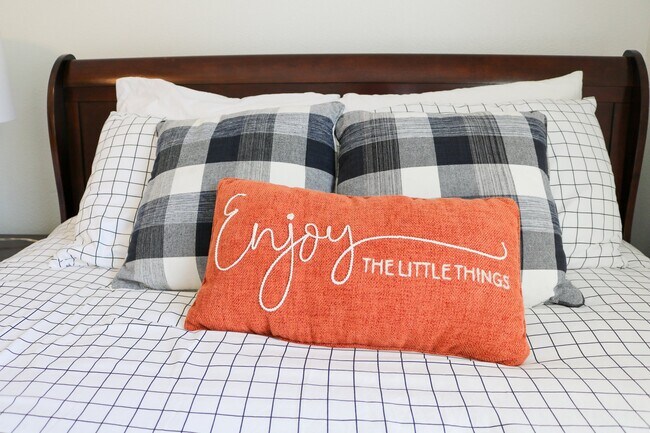 Building Photo - 596 W Moan Pl