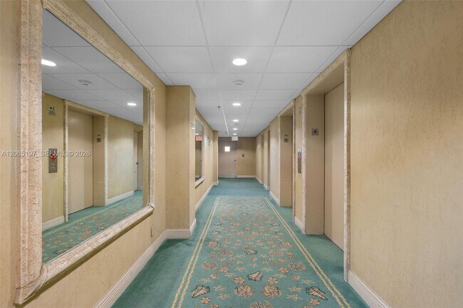 Building Photo - 2625 Collins Ave