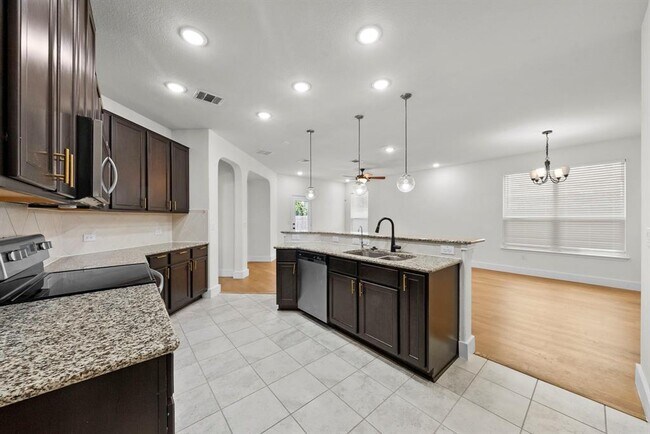 Building Photo - 544 Ayinger Ln