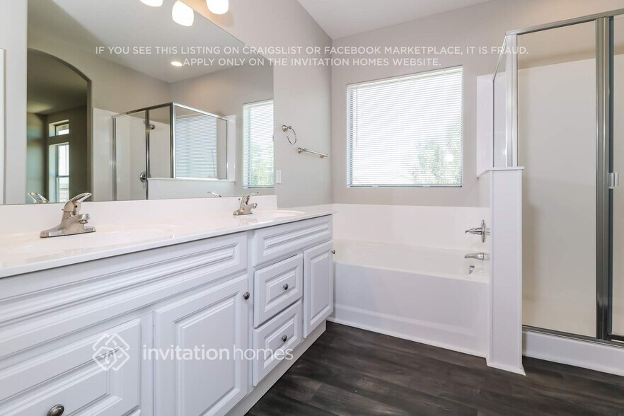 Building Photo - 1421 S 123rd Dr