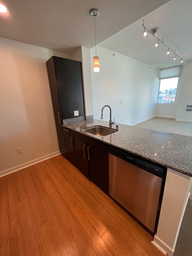 Building Photo - Beautiful top floor 1BD/1BA unit in the Hayes