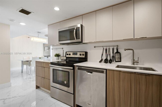 Building Photo - 20505 E Country Club Dr
