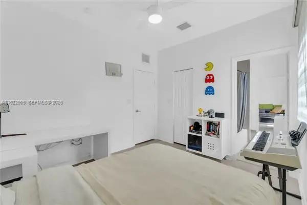 Building Photo - 6035 NW 104th Path