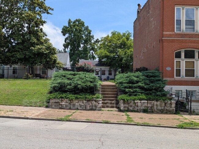Building Photo - 1928 Arsenal St