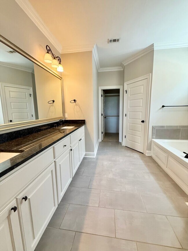 Building Photo - Spacious 4 bedroom 2 bathroom home for rent!
