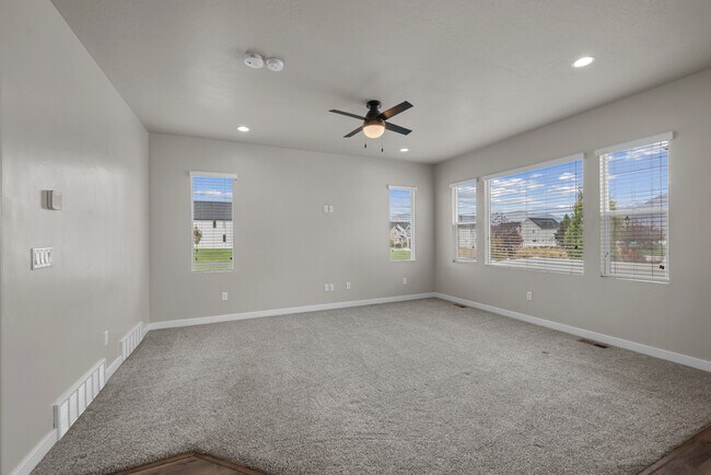 Building Photo - 554 S Church Dr