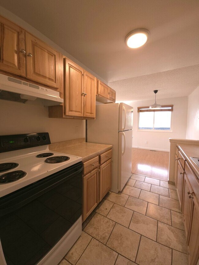 Building Photo - 2 Bedroom Oasis With Covered Parking
